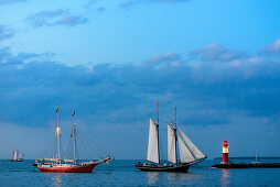 Segelschiffe in Warnemünde mit Leuchtturm zur Hansesail, Warnemünde, Rostock, Ostseeküste, Mecklenburg-Vorpommern, Deutschland