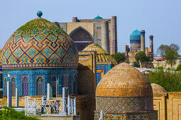 Die Grabstadt Shah-i-Zinda und dahinter das Bibi Khanum-Mausoleum, Samarkand, Usbekistan, Asien