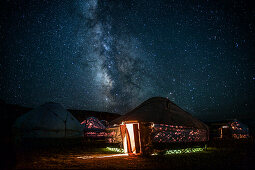 Sternenhimmel über Jurten am Songköl See in Kirgistan, Asien
