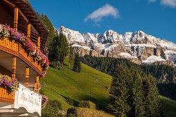 Wolkenstein in Gröden mit Blick auf das Sellamassiv, Südtirol, Italien