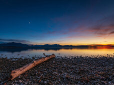 Sunset mood on Lake Chiemsee with views of the Chiemgau Alps and the Kaisergebirge, Chieming, Upper Bavaria, Germany