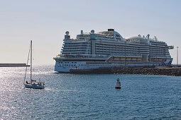 Kreuzfahrtschiff beim Castillo de San José, Arrecife, Atlantik, Lanzarote, Kanaren, Kanarische Inseln, Islas Canarias, Spanien, Europa