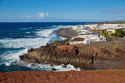 Klippenküste mit dem Dorf El Golfo, Atlantik, Lanzarote, Kanaren, Kanarische Inseln, Islas Canarias, Spanien, Europa