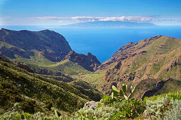 View from the Mirador de Baracán across the Teno mountains towards La Palma, Tenerife, Canary Islands, Islas Canarias, Atlantic Ocean, Spain, Europe