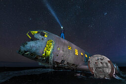 Sternenhimmel über dem Flugzeugwrack einer notgelandeten C117, Sólheimasandur, Südküste Island