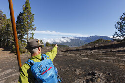 Wanderführer mit kanarischem Hirtenstab,Mann, Wanderung auf dem PR LP 14, Wanderweg, Wandern, Parque Natural de Cumbre Vieja, UNESCO Biosphärenreservat, La Palma, Kanarische Inseln, Spanien, Europa