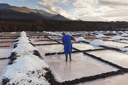 skimming off sea salt, Flor de Sal, worker, Salinas Marinas de Fuencaliente, saline, saltworks, Fuencaliente, UNESCO Biosphere Reserve, La Palma, Canary Islands, Spain, Europe