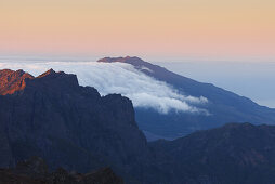 Blick über den Krater nach Süden zum Wolken-Wasserfall der Cumbre Nueva, b. Fuente Nueva, Kraterrand, Caldera de Taburiente, UNESCO Biosphärenreservat, La Palma, Kanarische Inseln, Spanien, Europa