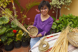 Korbflechterei, Handwerk, Frau, Villa de Mazo, UNESCO Biosphärenreservat, La Palma, Kanarische Inseln, Spanien, Europa