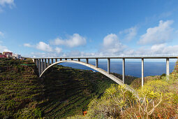 Puente de Los Tilos, längaste Bogenbrücke Spaniens, Barranco de Aguas, Schlucht, bei Los Sauces, San Andres y Sauces, UNESCO Biosphärenreservat, La Palma, Kanarische Inseln, Spanien, Europa