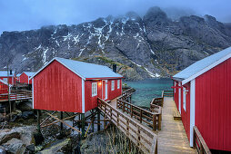 Fischerhäuser in Nusfjord bei Dämmerung, Nusfjord, Lofoten, Nordland, Norwegen