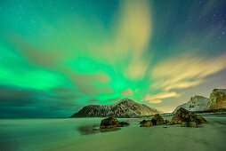 Strand mit Nordlicht und Sternhimmel, Polarlicht, Aurora borealis, Lofoten, Nordland, Norwegen