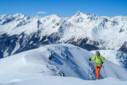 Frau auf Skitour steigt zum Hohen Bolz auf, Hoher Bolz, Kreuzeckgruppe, Hohe Tauern, Kärnten, Österreich
