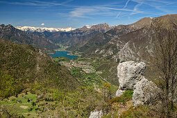 Blick auf Lago di Tenno und Adamellogruppe, Gardasee, Gardaseeberge, Trentino, Italien