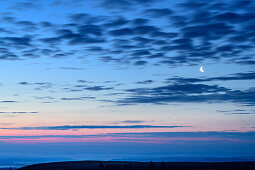 Morgenstimmung mit Mond und Wolken am Himmel, vom Feldberg, Feldberg, Schwarzwald, Baden-Württemberg, Deutschland