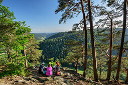 Drei Personen sitzen an Aussichtspunkt und blicken auf Albtal, Dachsberg, Albsteig, Schwarzwald, Baden-Württemberg, Deutschland
