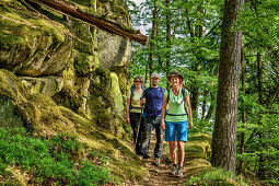 Drei Personen beim Wandern gehen durch Wald, Albsteig, Schwarzwald, Baden-Württemberg, Deutschland