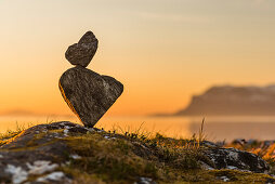 Steinherzen im Sonnenuntergang am Lavangsfjord, nördlich Steinsland, Norwegen