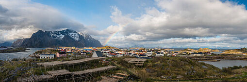 Regenbogen über Henningsvaer, Lofoten, Norwegen
