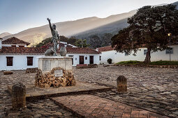 Statue von Antonio Ricaurte mit Blick auf die umgebenden Anden, Villa de Leyva, Departamento Boyacá, Kolumbien, Südamerika