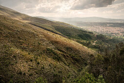 Ausblick von umliegenden Anden Gebirge auf koloniale Stadt Villa de Leyva, Departamento Boyacá, Kolumbien, Südamerika