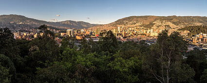 Blick vom Cerro de Nutibara auf das Stadtzentrum von Medellin mit Hochhäusern und den umliegenden Anden Gipfeln, Departmento Antioquia, Kolumbien, Südamerika