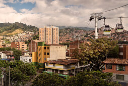 Seilbahn als Teil des öffentlichen Nahverkehrs führt zu den Armenvierteln von Medellin, Departmento Antioquia, Kolumbien, Südamerika