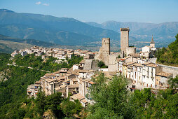 Das Bergdorf Pacentro wird von den Türmen der Castelmo-Burg dominiert, Pacentro, Abruzzen, Italien