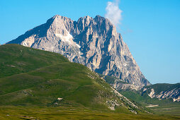 Der Gipfel des Corno Grande überragt die Hochebene Campo Imperatore, Gran Sasso Nationalpark, Abruzzen, Italien