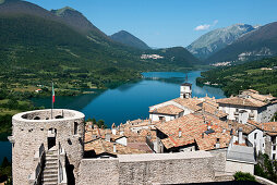 Blick von Barrea auf den Lago di Barea am Rande des Abruzzen Nationalparks, Barrea, Abruzzen, Italien