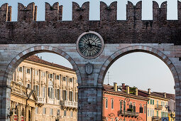 Town gate, Portoni della Bra, Verona, Venetien, Italien