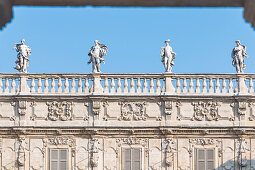 Blick vom Piazza delle Erbe auf die Skulpturen auf dem Palazzo Maffei, Verona, Venetien, Italien