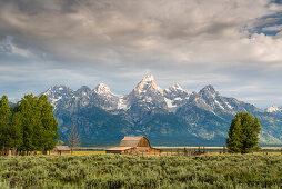 Mormon Row Scheune mit den Tetons im Hintergrund, Grand Teton Nationalpark, Wyoming, USA