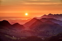 Sonnenaufgang über Chiemsee und Chiemgauer Alpen, vom Seebergkopf, Mangfallgebirge, Bayerische Alpen, Oberbayern, Bayern, Deutschland
