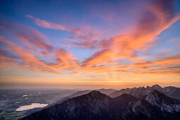 Wolkenstimmung bei Sonnenaufgang über Ammergauer Alpen, vom Säuling, Ammergebirge, Ammergauer Alpen, Oberbayern, Bayern, Deutschland