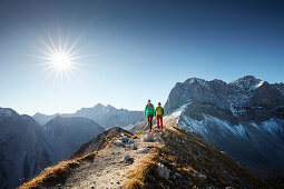2 Wanderinnen auf dem Weg zum Sonnjoch, dahinter Lamsenspitze , Östliches Karwendelgebirge, Tirol, Österreich
