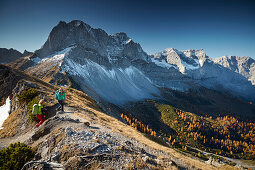 Two women ascending Hahnkampl, Lamsenspitze in the back,  Eastern Karwendel Range, Tyrol, Austria