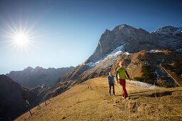 2 Wanderinnen, Aufstieg zum Hahnkampl, dahinter Lamsenspitze, Östliches Karwendelgebirge, Tirol, Österreich