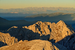 Tiefblick auf Kleiner Peitlerkofel und Tullen mit Ortlergruppe im Hintergrund, vom Peitlerkofel, Dolomiten, UNESCO Welterbe Dolomiten, Südtirol, Italien