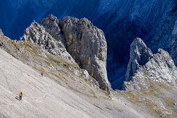 Personen steigen über Schuttkar zur Lamsenspitze auf, Lamsenspitze, Naturpark Karwendel, Karwendel, Tirol, Österreich