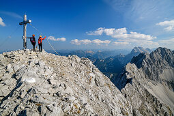 Zwei Frauen stehen am Gipfelkreuz des Wörner, Wörner, Karwendel, Oberbayern, Bayern, Deutschland