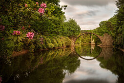 Rakotzbrücke, Azaleen und Rhododendron Park Kromlau, Gablenz, Landkreis Görlitz, Sachsen, Deutschland