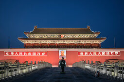 Polizist oder Wachmann vor Porträt von Mao Zedong am Tiananmen Gate dem Tor zur Verbotenen Stadt, Peking, China, Asien