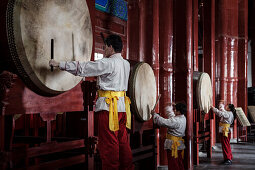 Trommel Zeremonie im Trommelturm (Drum Tower), Peking, China, Asien