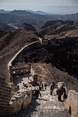 Touristen kraxeln steile Treppen hoch, Chinesische Mauer Abschnitt Jinshanling, Luanping, China, Asien