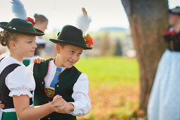 Tanzende Kinder, Trachtenverein Seeröserl Ammerland Münsing , Ammerland Münsing, Bayern, Deutschland