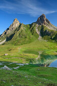 See Lac Cerces mit Blick auf Pic de la Ceinture und Pointe de la Fourche, Lac Cerces, Dauphine, Dauphiné, Hautes Alpes, Frankreich