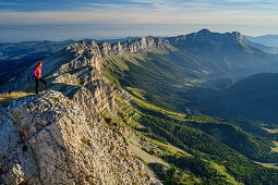 Frau beim Wandern blickt auf die Berge des Vercors mit Moucherolle im Hintergrund, vom Grand Veymont, Vercors, Dauphine, Dauphiné, Isère, Frankreich