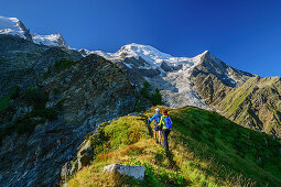 A man and a woman rise above pointed back to the pyramid on, Mont Blanc in the background, pyramid, Mont Blanc, Grajische Alps, the Savoy Alps, Savoie, France 