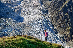 Frau wandert über Wiesenrücken, Taconnaz-Gletscher im Hintergrund, Pyramide, Mont Blanc, Grajische Alpen, Savoyer Alpen, Haute-Savoie, Frankreich